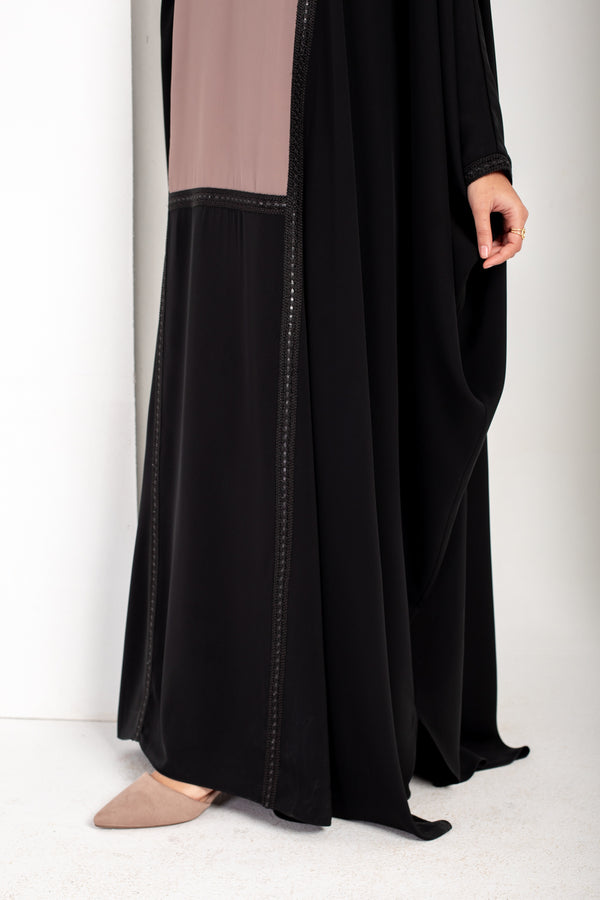 Contrast khaliji Abaya with scarf