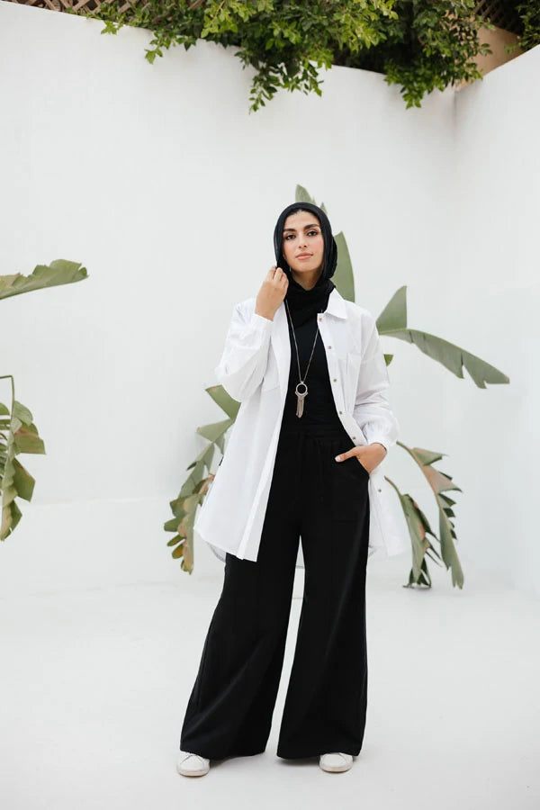 White poplin shirt with beige piping on pockets.