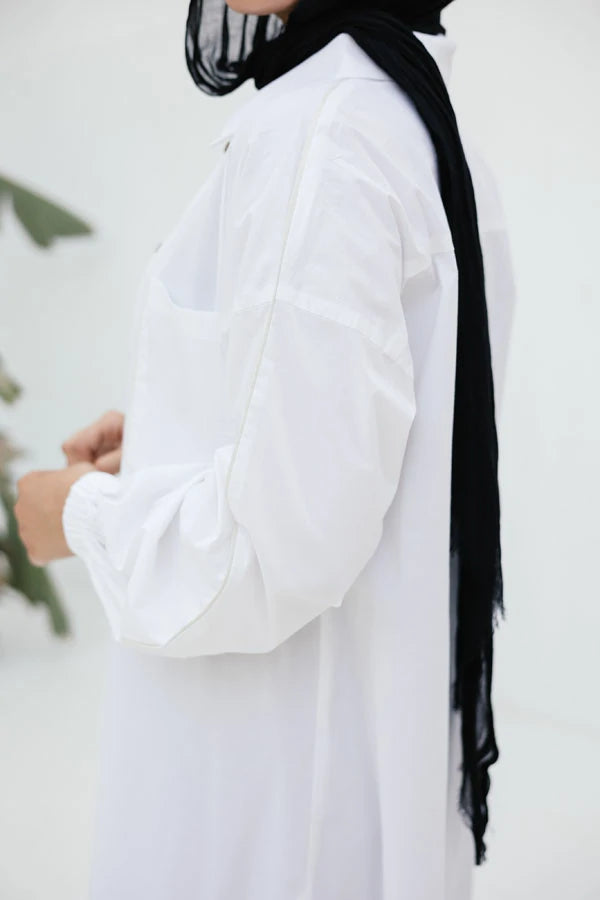 White poplin shirt with beige piping on pockets.