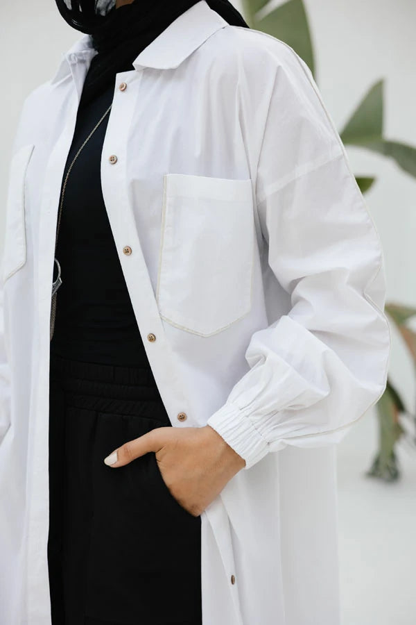 White poplin shirt with beige piping on pockets.
