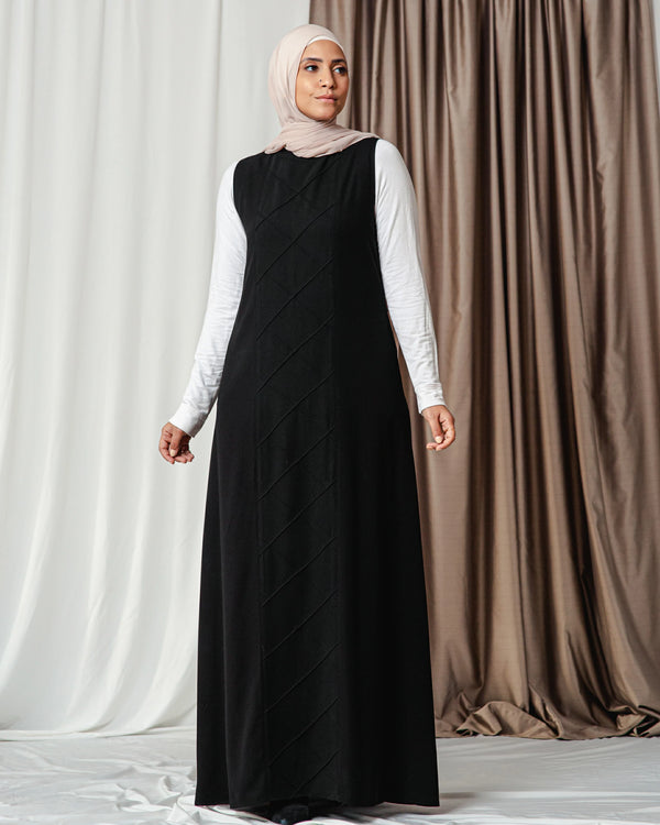 Cut dress with diamod shape details at front