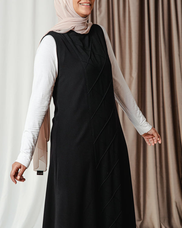 Cut dress with diamod shape details at front