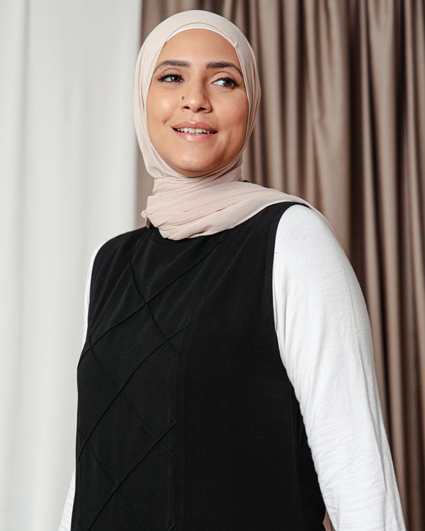 Cut dress with diamod shape details at front