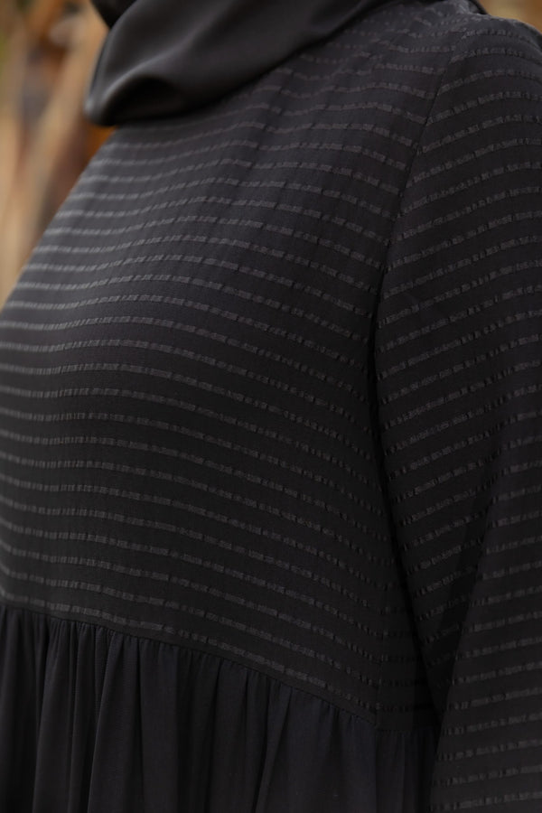 Classic abaya with striped fabric
