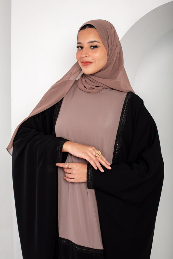 Contrast khaliji Abaya with scarf