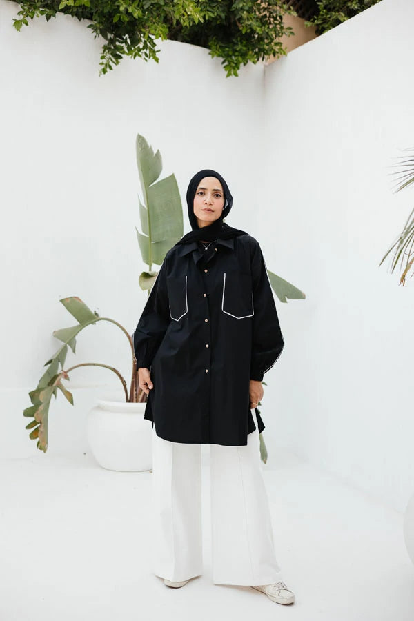 Black poplin shirt with light grey piping on pockets.