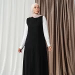 Cut dress with diamod shape details at front