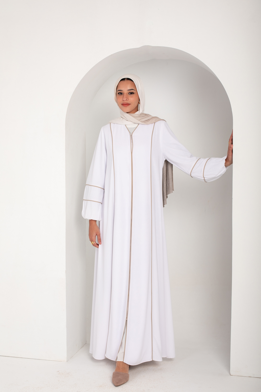 4U3A0787 Abaya with Beige Embroidery - الصورة 1